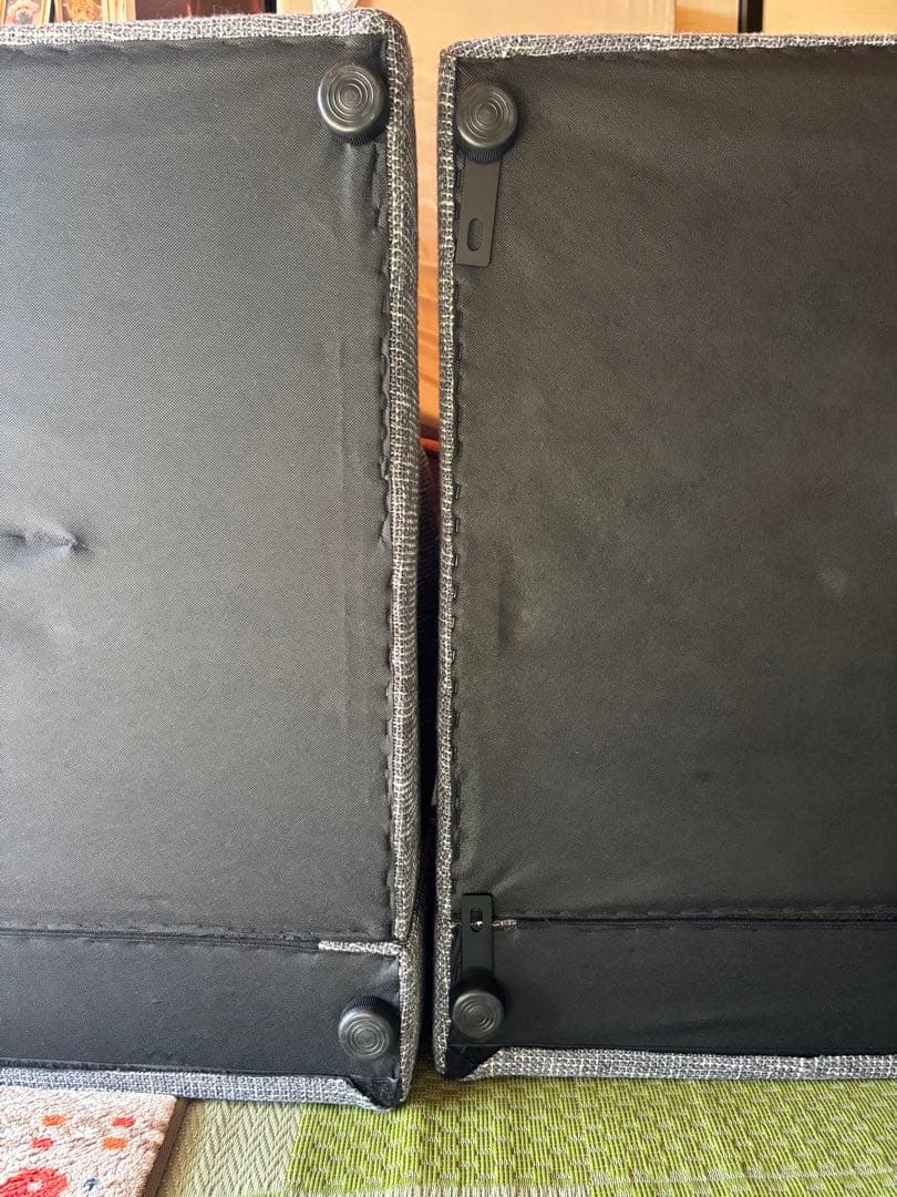 グレーのファブリックローソファ3人掛け