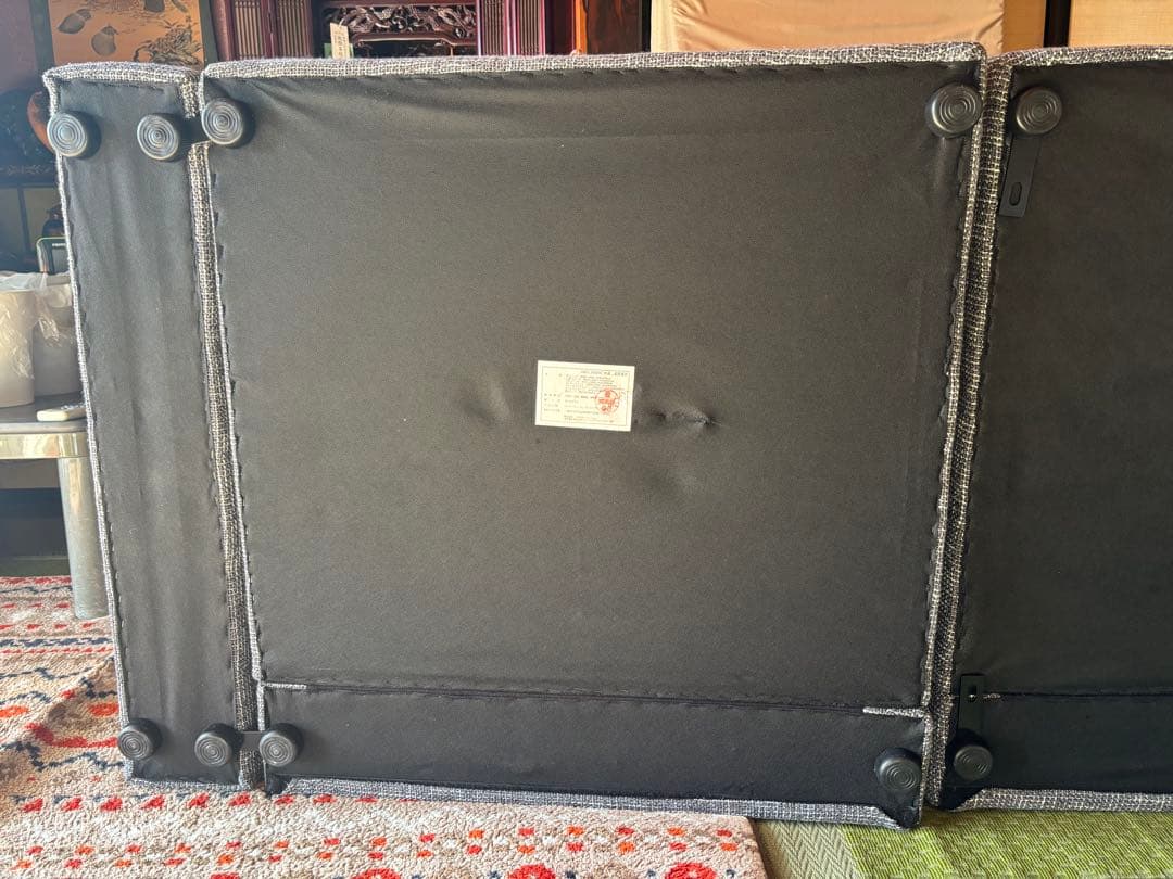 グレーのファブリックローソファ3人掛け