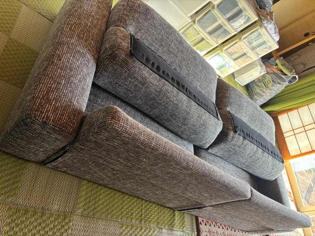 グレーのファブリックローソファ3人掛け