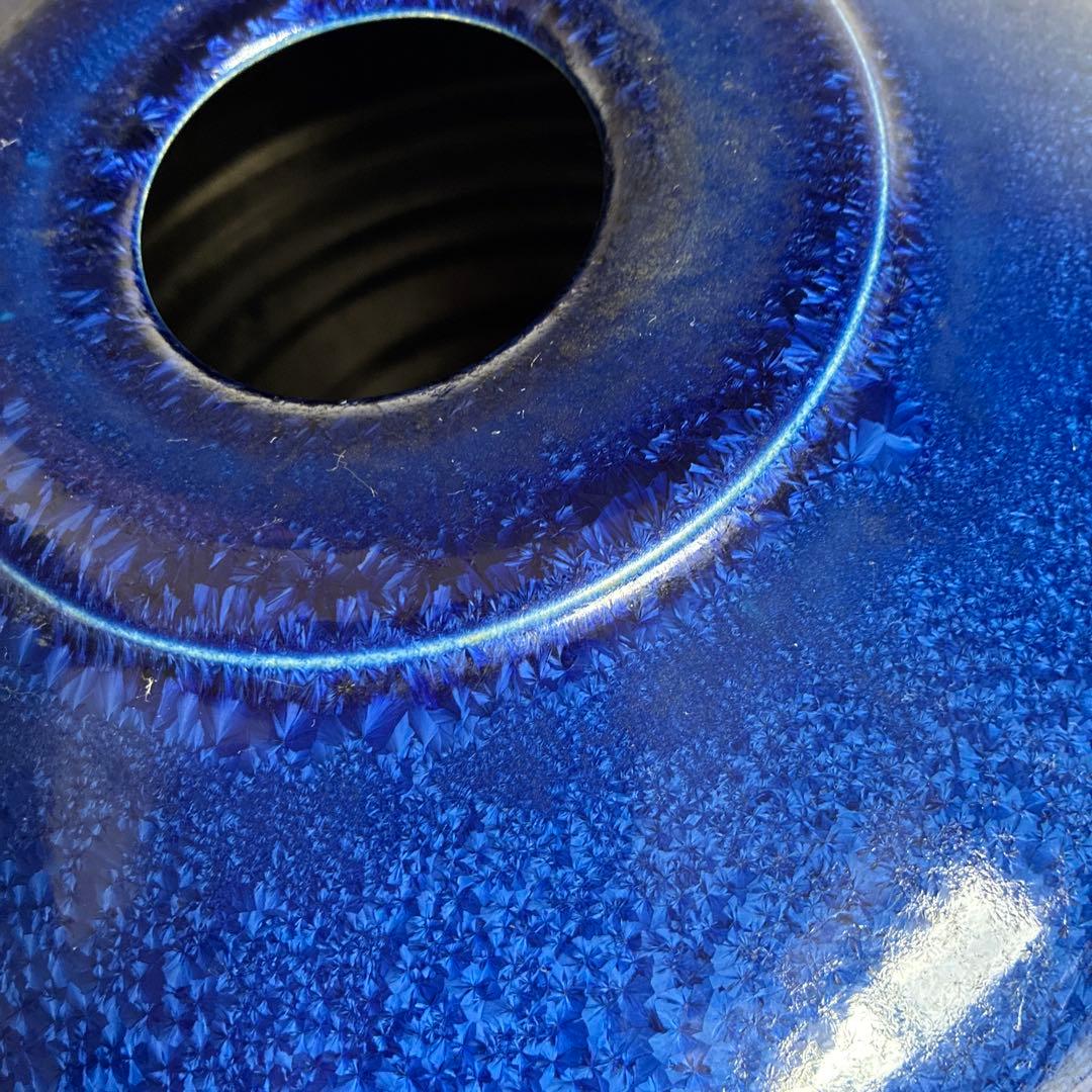 レアな青い陶器製丸型花瓶