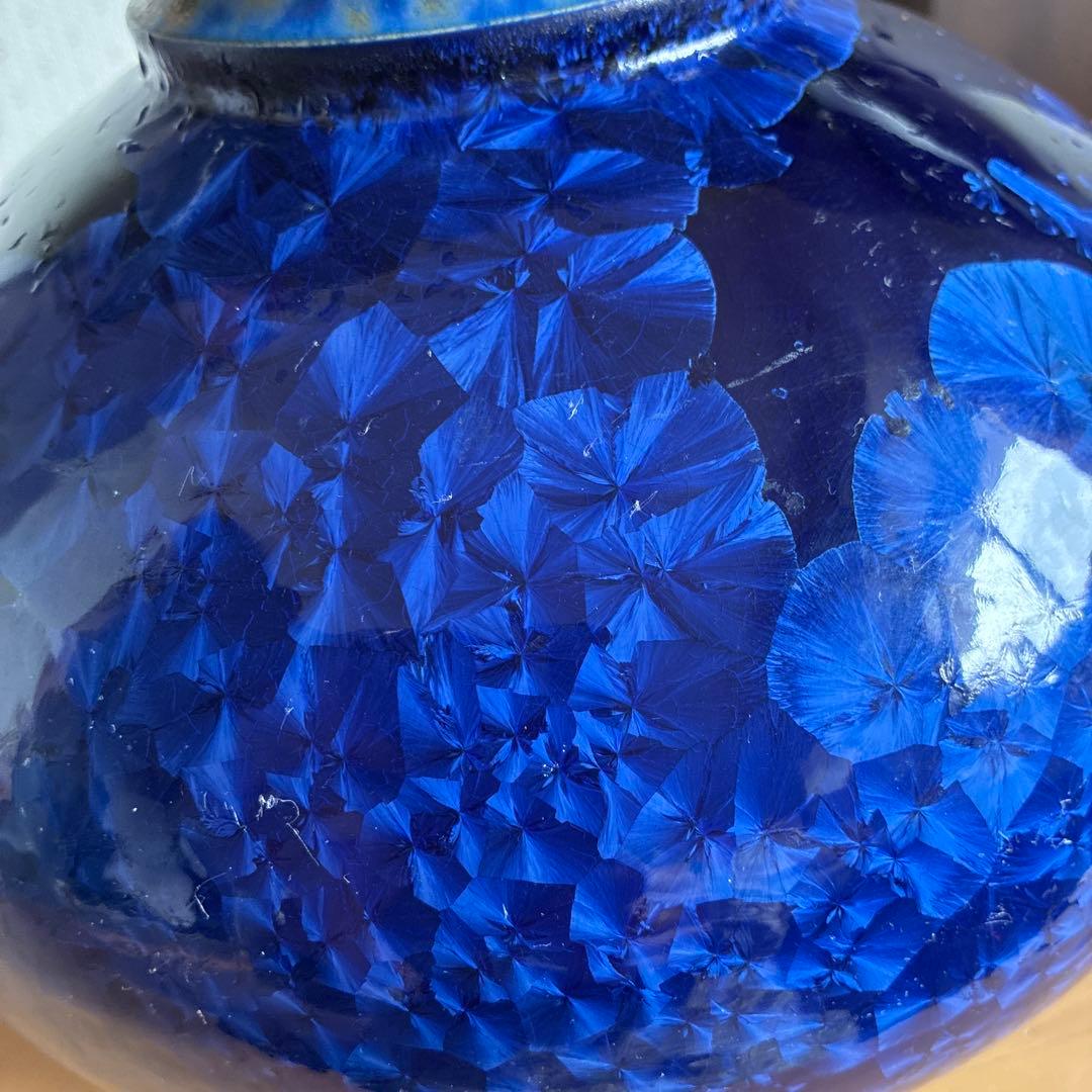 レアな青い陶器製丸型花瓶