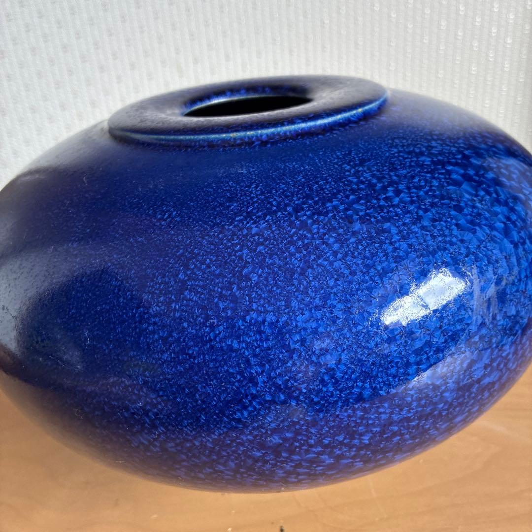 レアな青い陶器製丸型花瓶