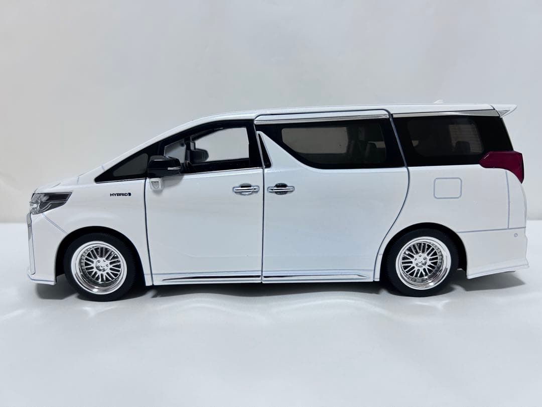 アルファード 30系 1/18 モデルカー