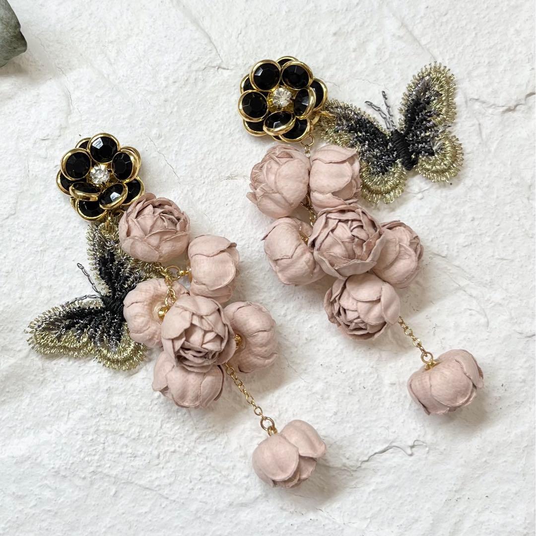 68 薄いピンク薔薇✖︎ブラックガラス　ハンドメイド　ピアスorイヤリング