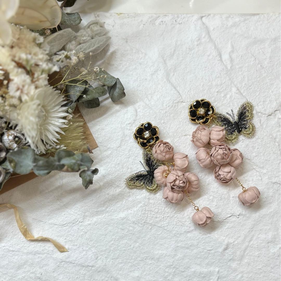 68 薄いピンク薔薇✖︎ブラックガラス　ハンドメイド　ピアスorイヤリング