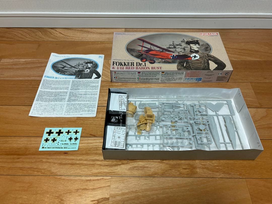 ドラゴン 1/48 フォッカー Dr.1 戦闘機 & レッドバロン 胸像 未組立