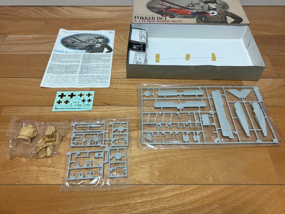 ドラゴン 1/48 フォッカー Dr.1 戦闘機 & レッドバロン 胸像 未組立