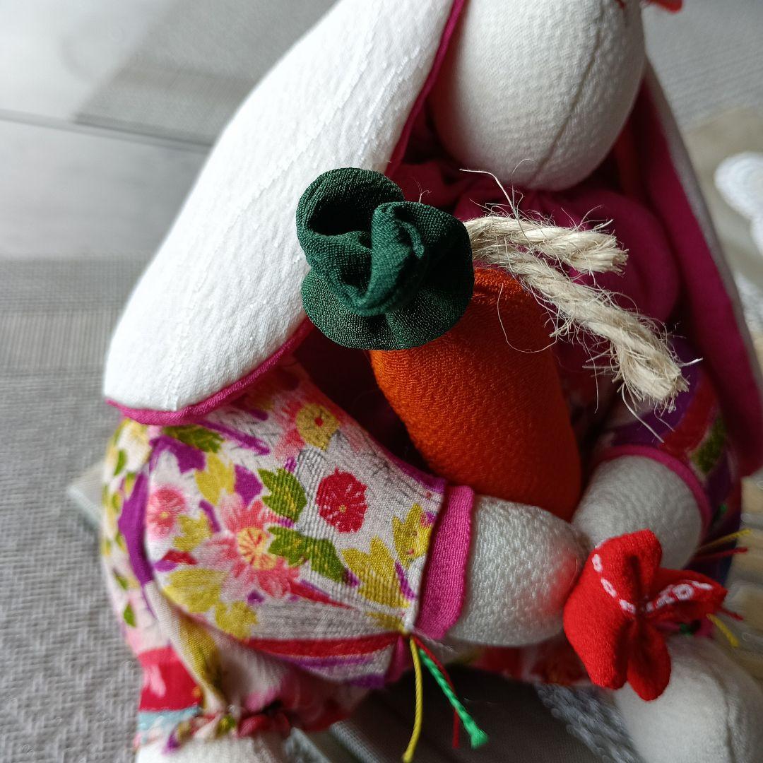 縮緬、カラフルなうさぎの人形2体、