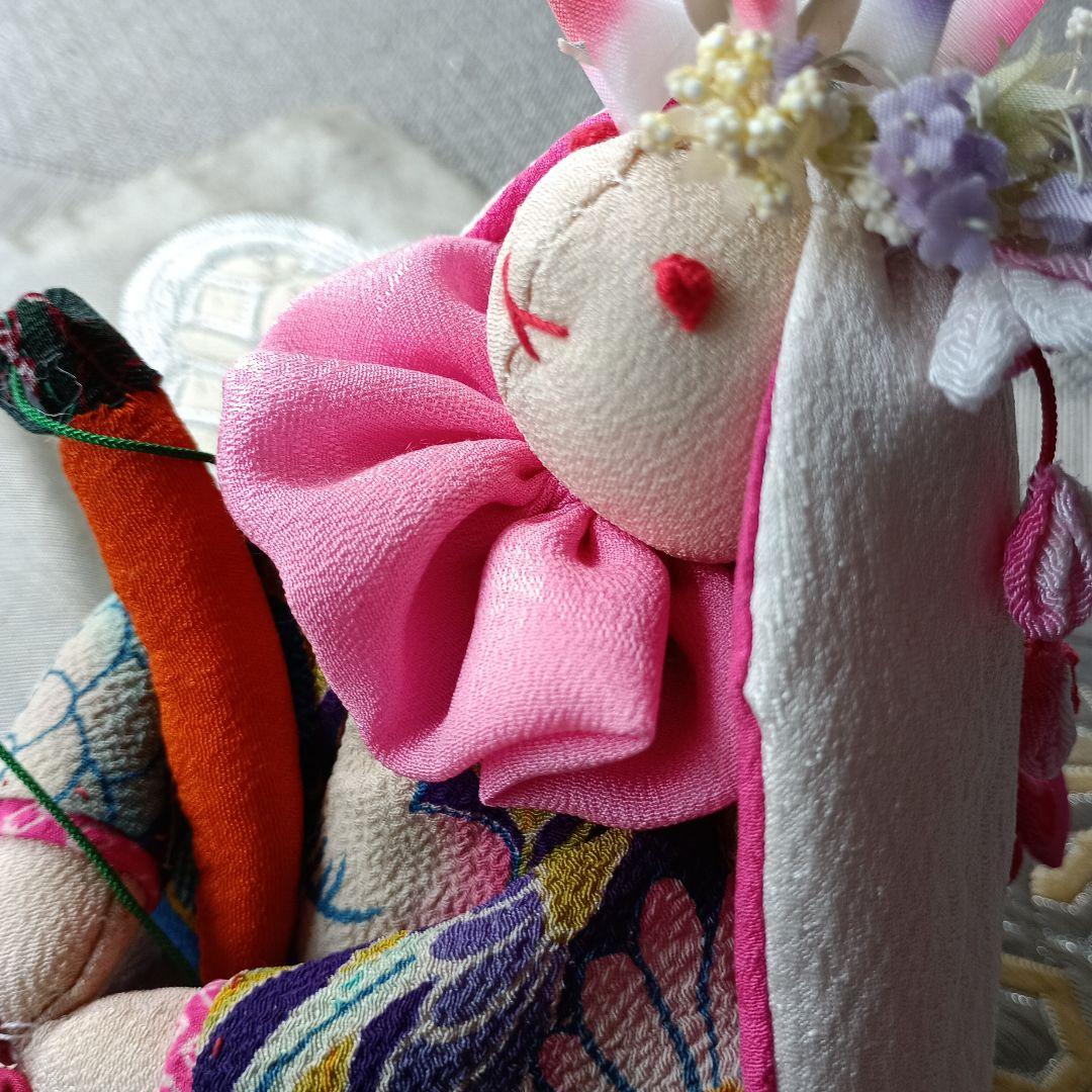 縮緬、カラフルなうさぎの人形2体、