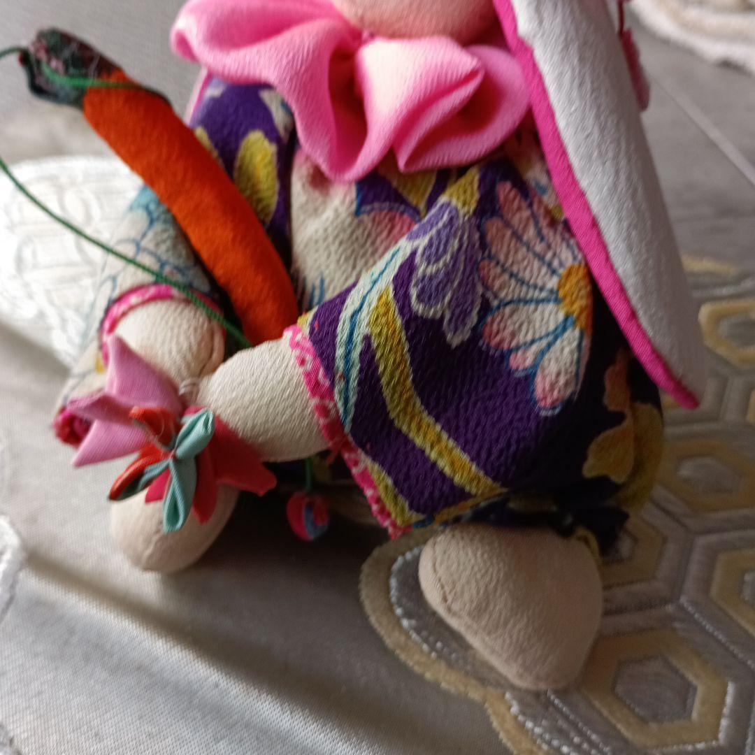 縮緬、カラフルなうさぎの人形2体、