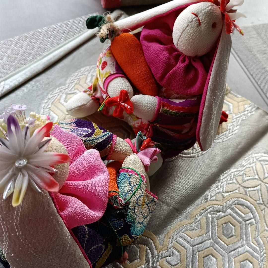 縮緬、カラフルなうさぎの人形2体、