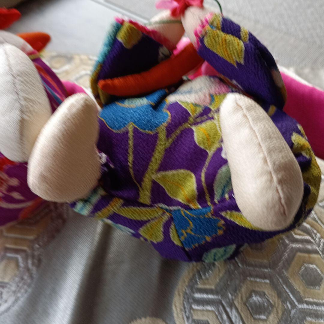 縮緬、カラフルなうさぎの人形2体、