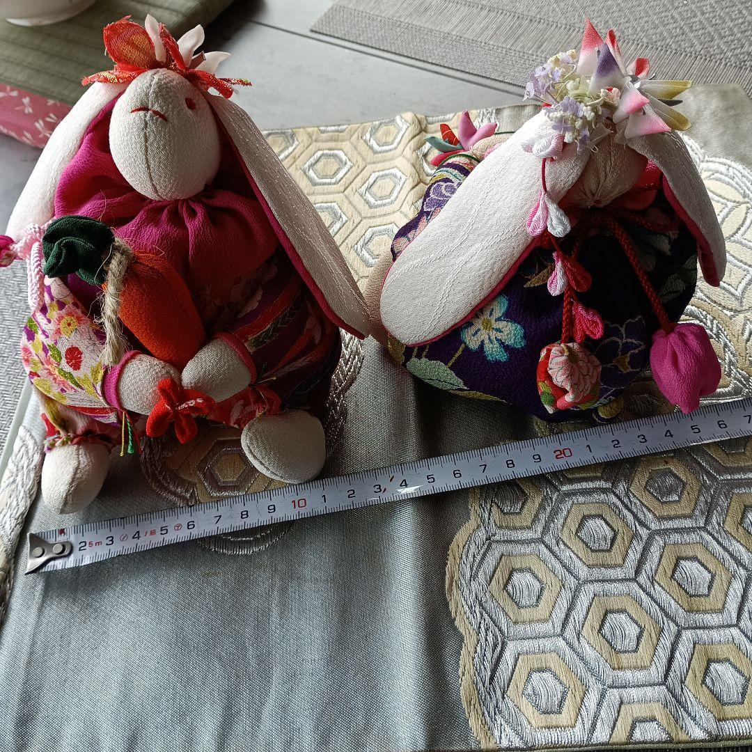 縮緬、カラフルなうさぎの人形2体、