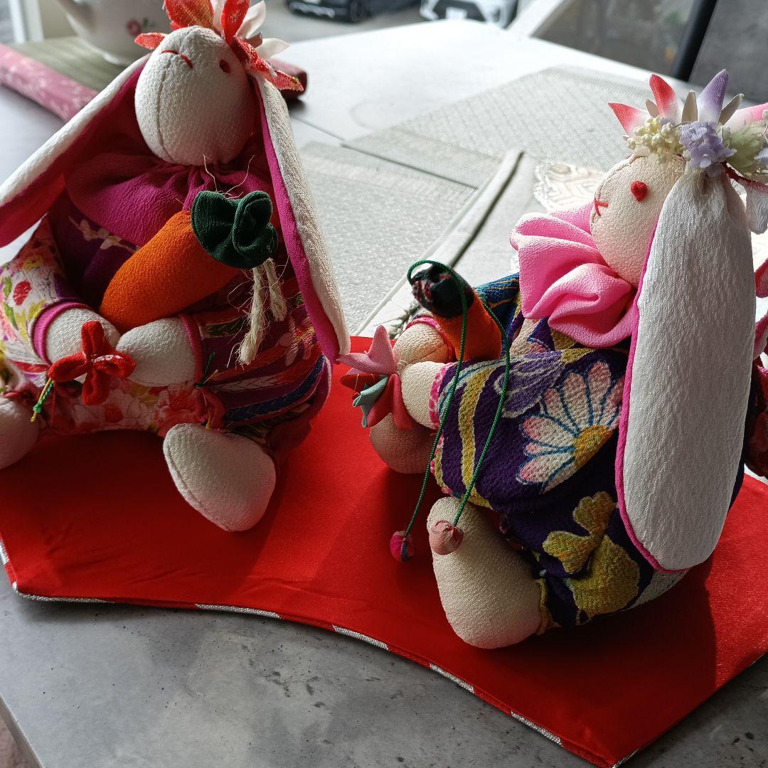 縮緬、カラフルなうさぎの人形2体、