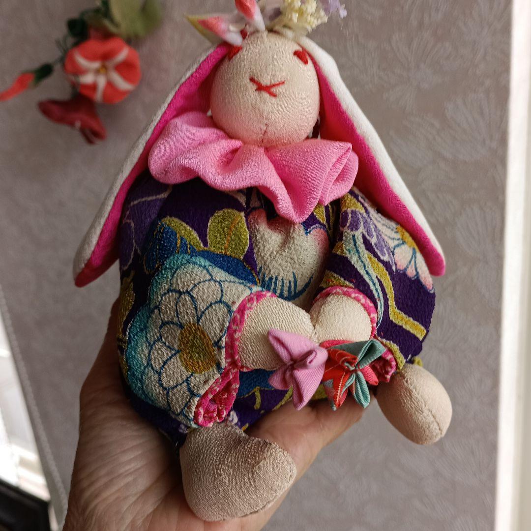 縮緬、カラフルなうさぎの人形2体、