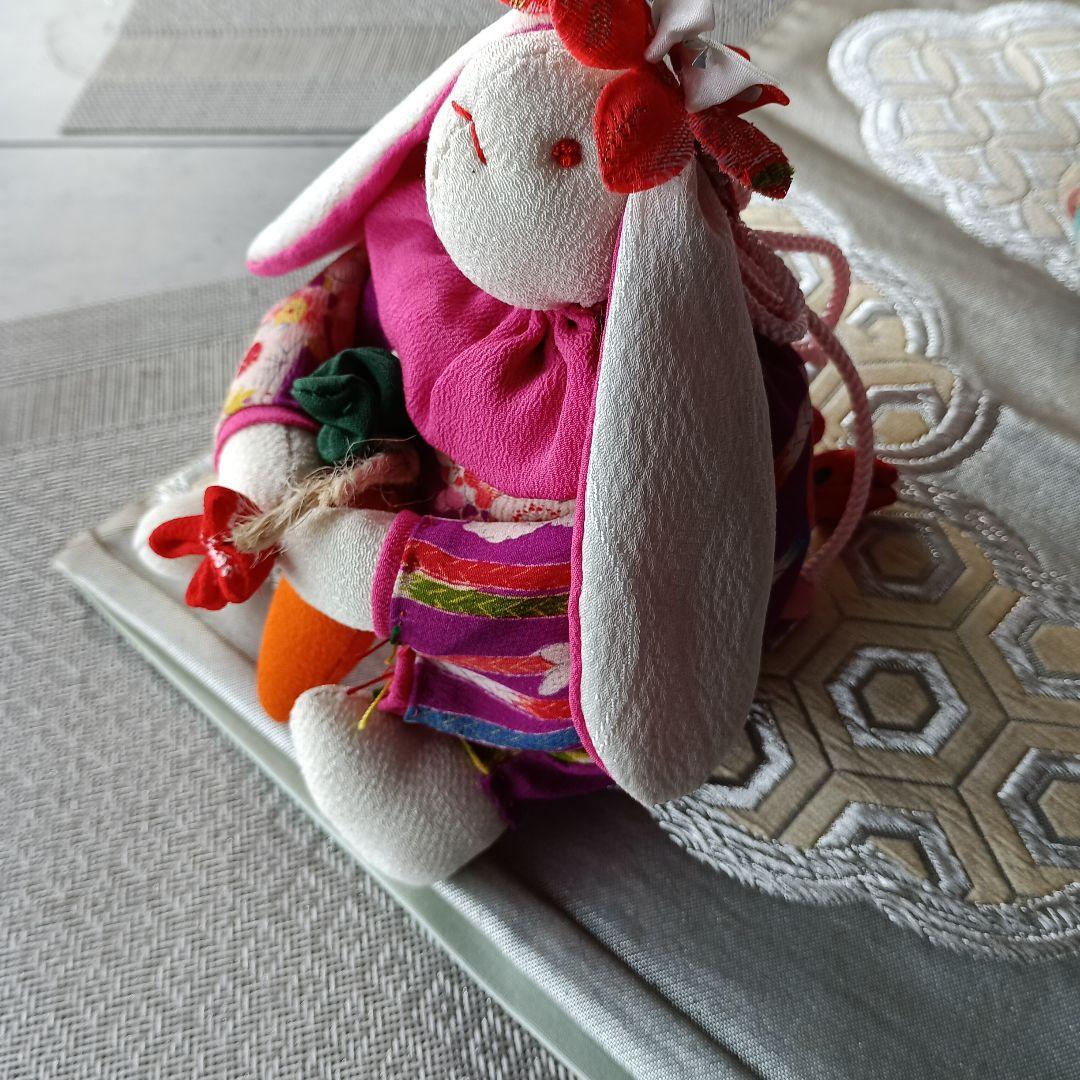 縮緬、カラフルなうさぎの人形2体、