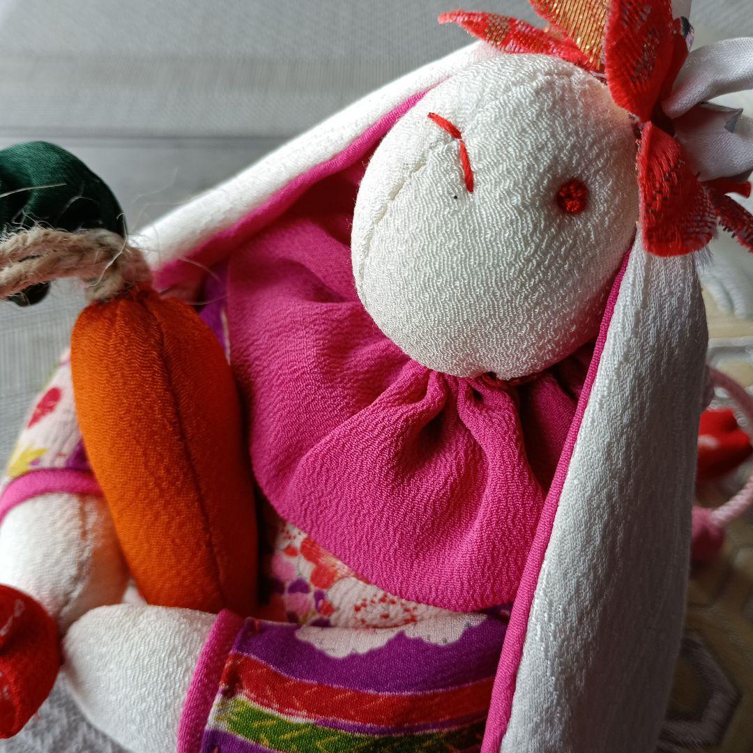 縮緬、カラフルなうさぎの人形2体、