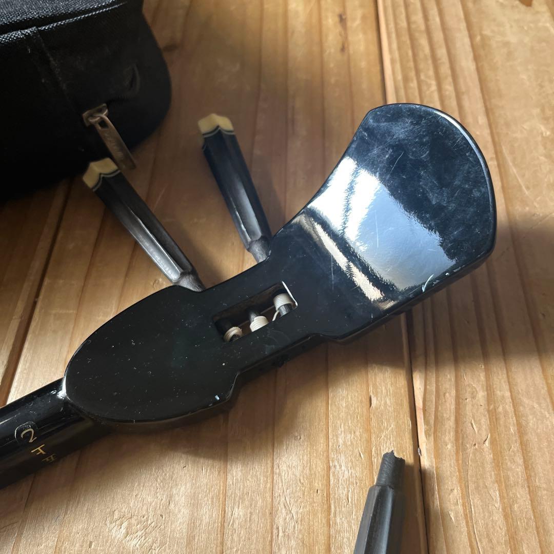 沖縄三線　蛇本革　ケース付き　弦の棒が一本折れています。つめ2個　予備棒　弦付き