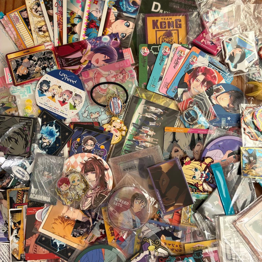 大量 アニメグッズ まとめ売り ノンジャンル アニメ 缶バッジ クリアファイル