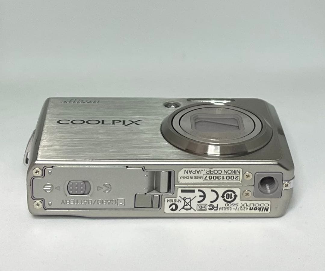 【動作品】Nikon COOLPIX S600【付属品付き】美品　チタンシルバー