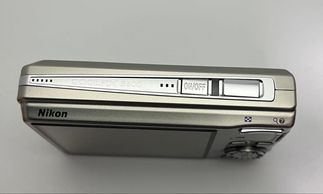 【動作品】Nikon COOLPIX S600【付属品付き】美品　チタンシルバー