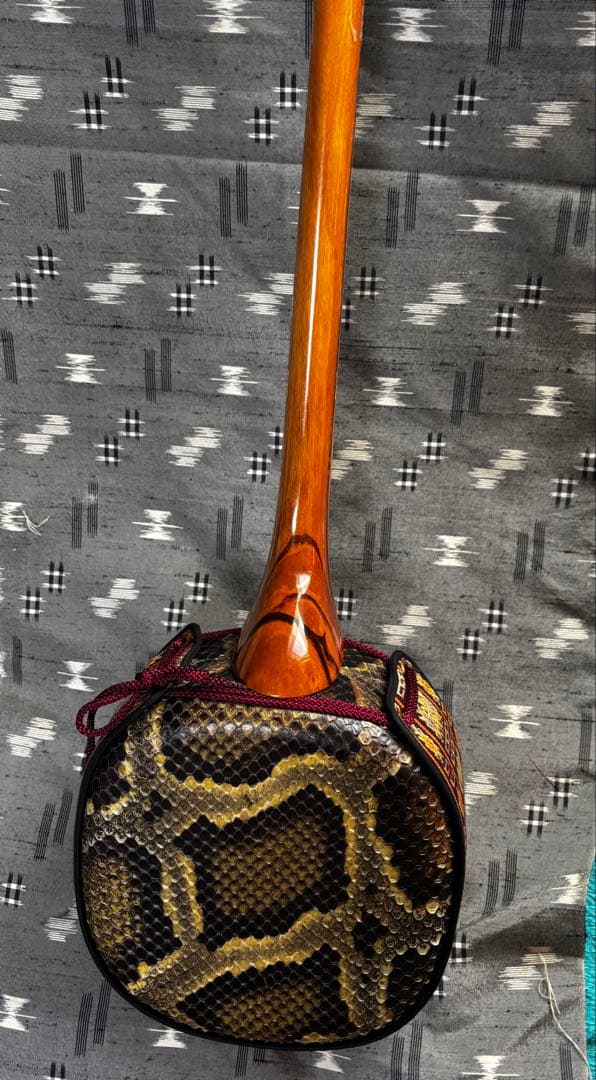 紫檀棹スンチー塗り　本皮一枚張り　ローズウッド