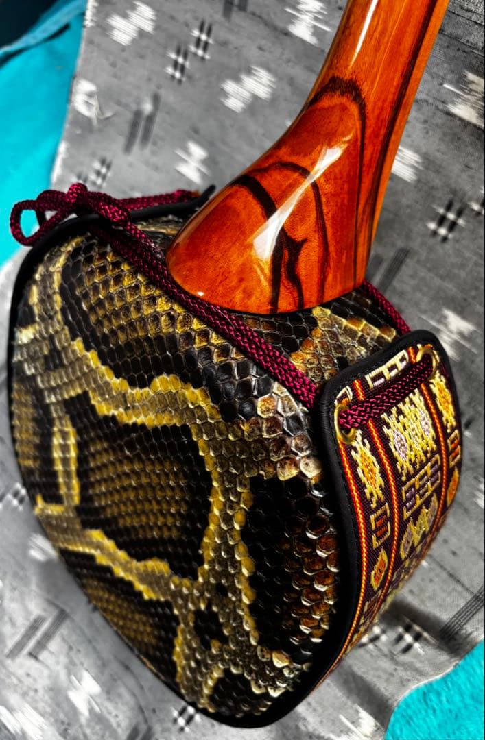 紫檀棹スンチー塗り　本皮一枚張り　ローズウッド