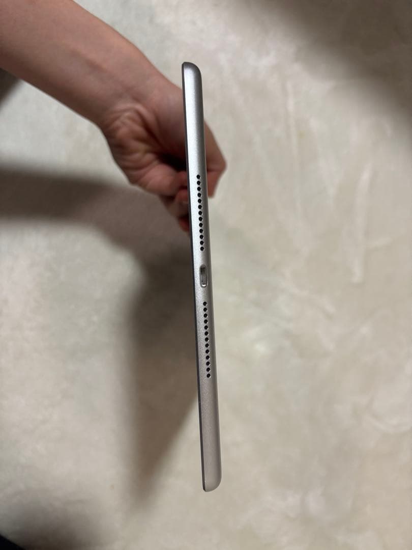 Apple iPad (第5世代) 9.7インチ シルバー