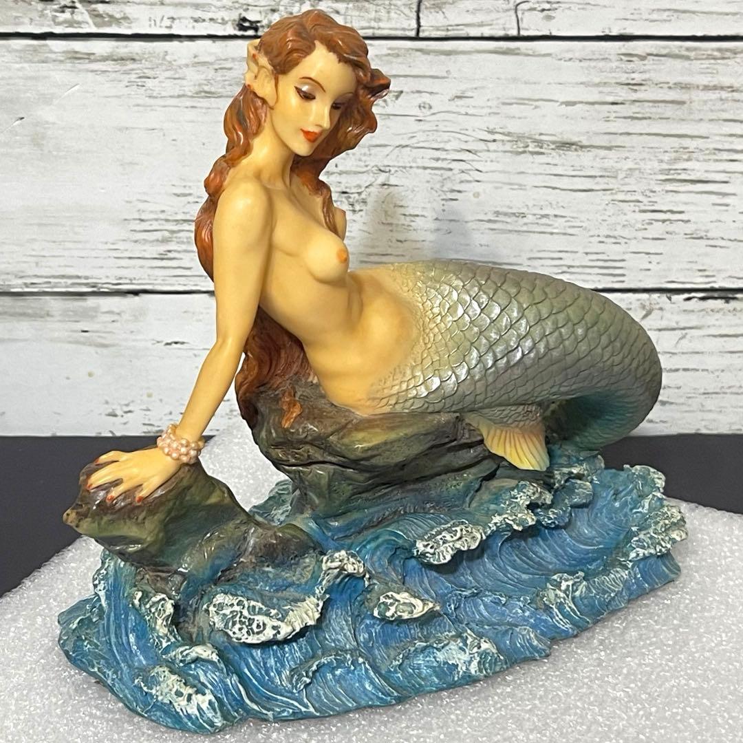 アンティークな人魚の置物