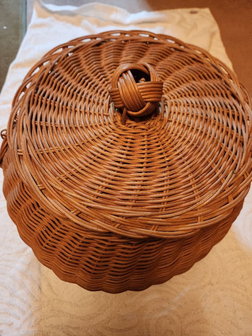手編みの藤の蓋付き物入れ　昭和レトロヴィンテージ