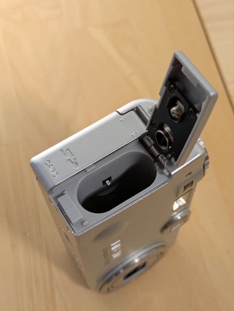 稼働品　Minolta DiMAGE F100 コンパクトデジタルカメラ