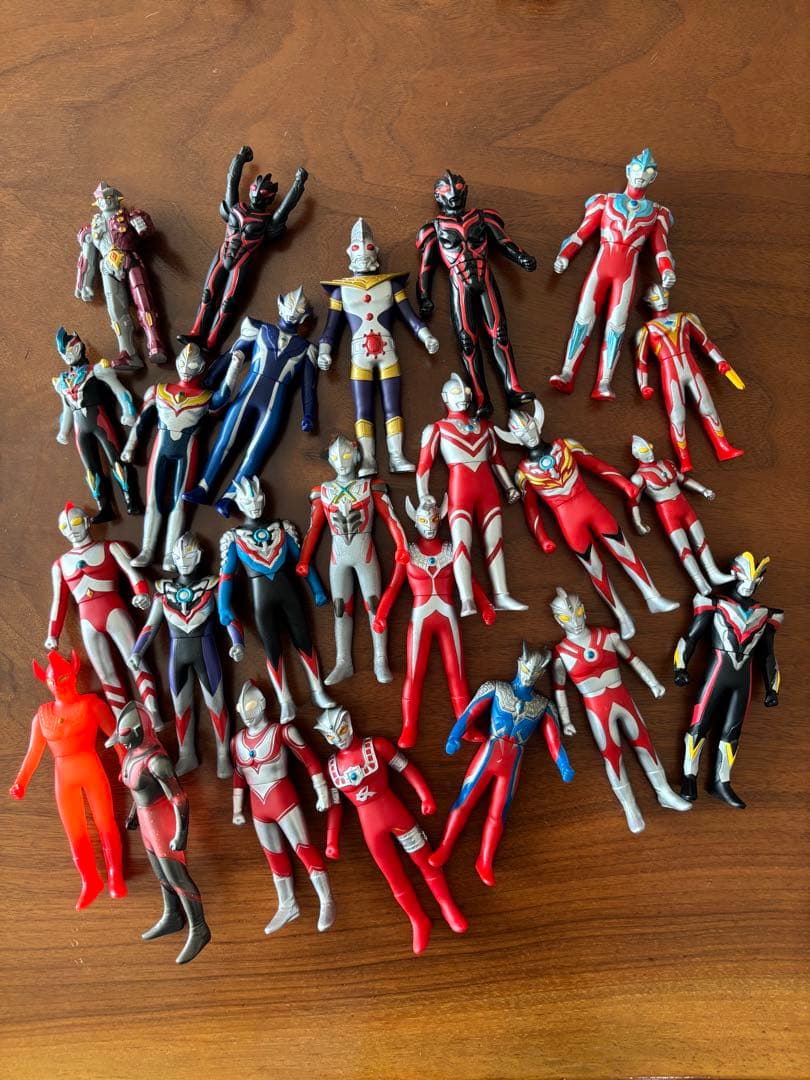 ウルトラマンフィギュア64体＋おまけ2個　ソフビ人形