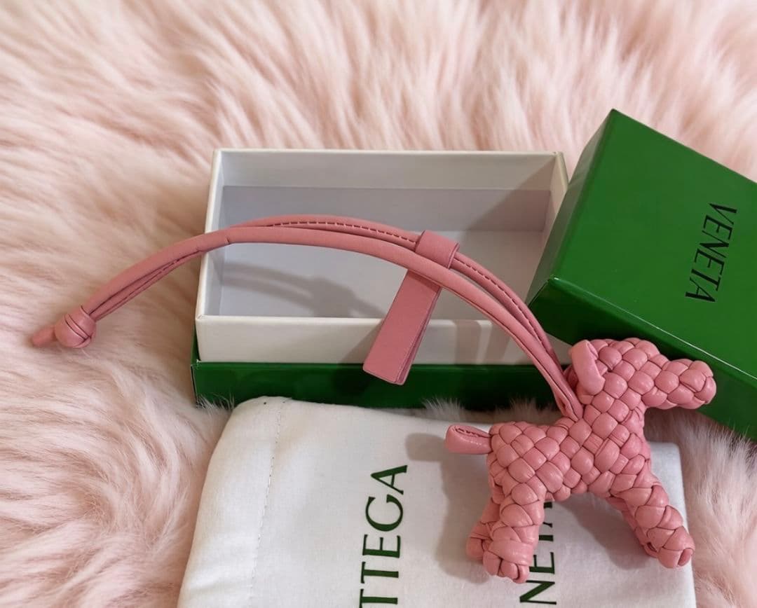 BOTTEGA VENETA ラムスキン 犬型立体チャーム ピンク