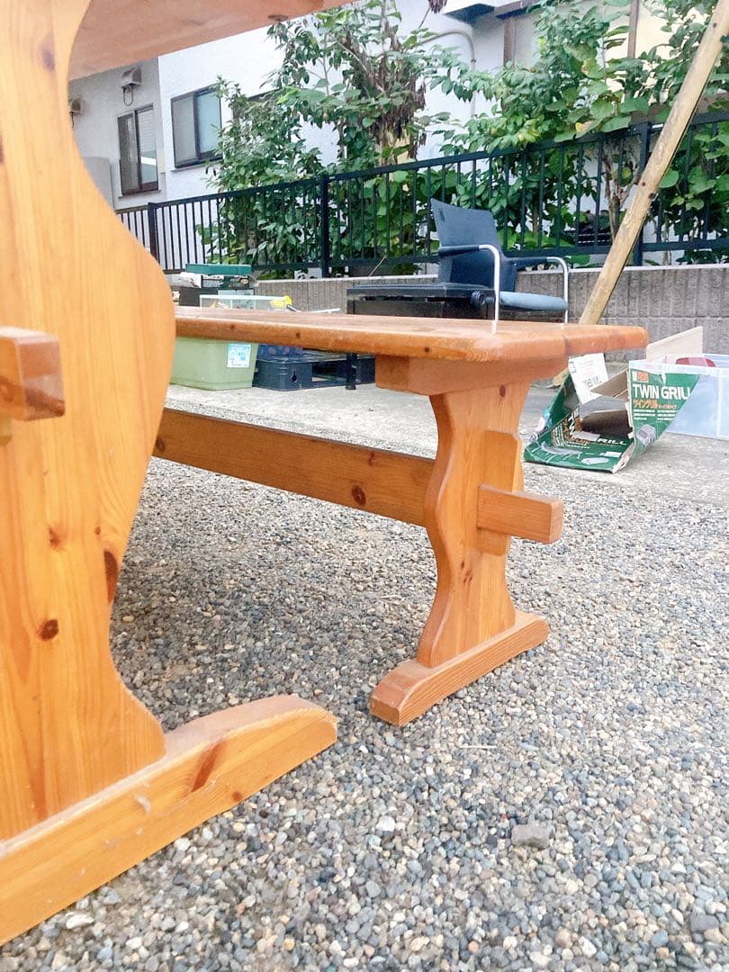 コテージにて使用 木製長椅子とテーブルインテリア家具