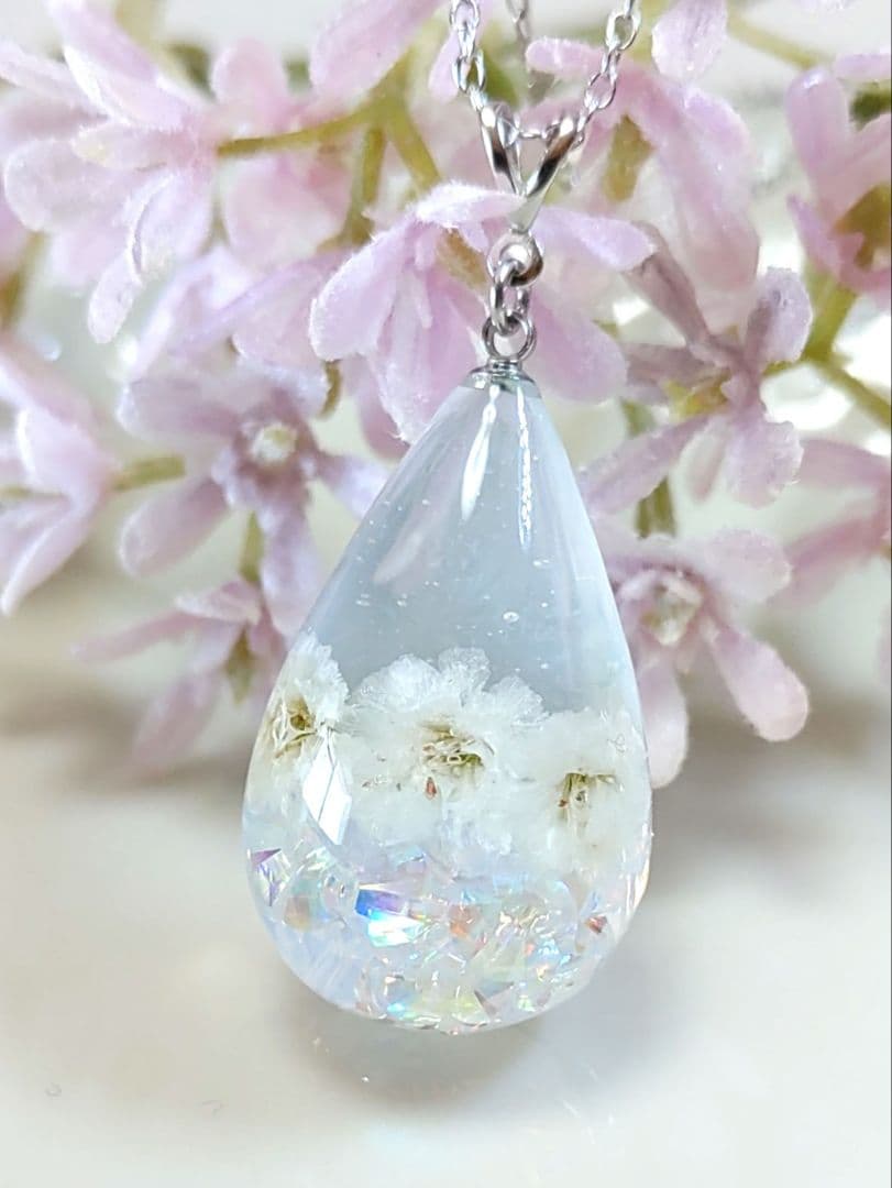 レジンネックレス　アクセサリー　ハンドメイド スワロ入り☆　半しずく型