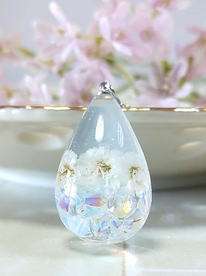 レジンネックレス　アクセサリー　ハンドメイド スワロ入り☆　半しずく型