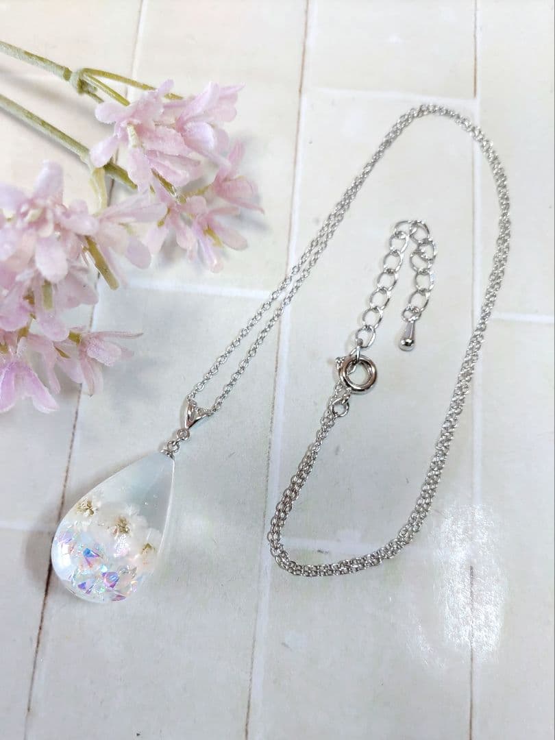 レジンネックレス　アクセサリー　ハンドメイド スワロ入り☆　半しずく型
