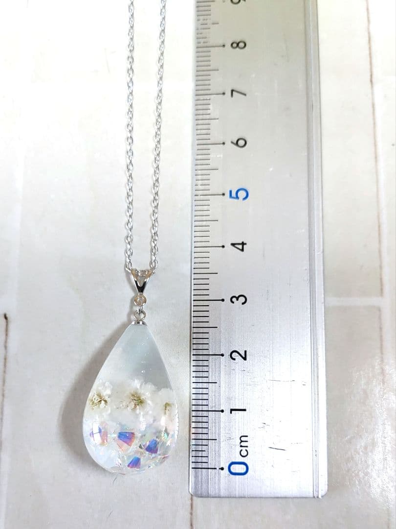 レジンネックレス　アクセサリー　ハンドメイド スワロ入り☆　半しずく型