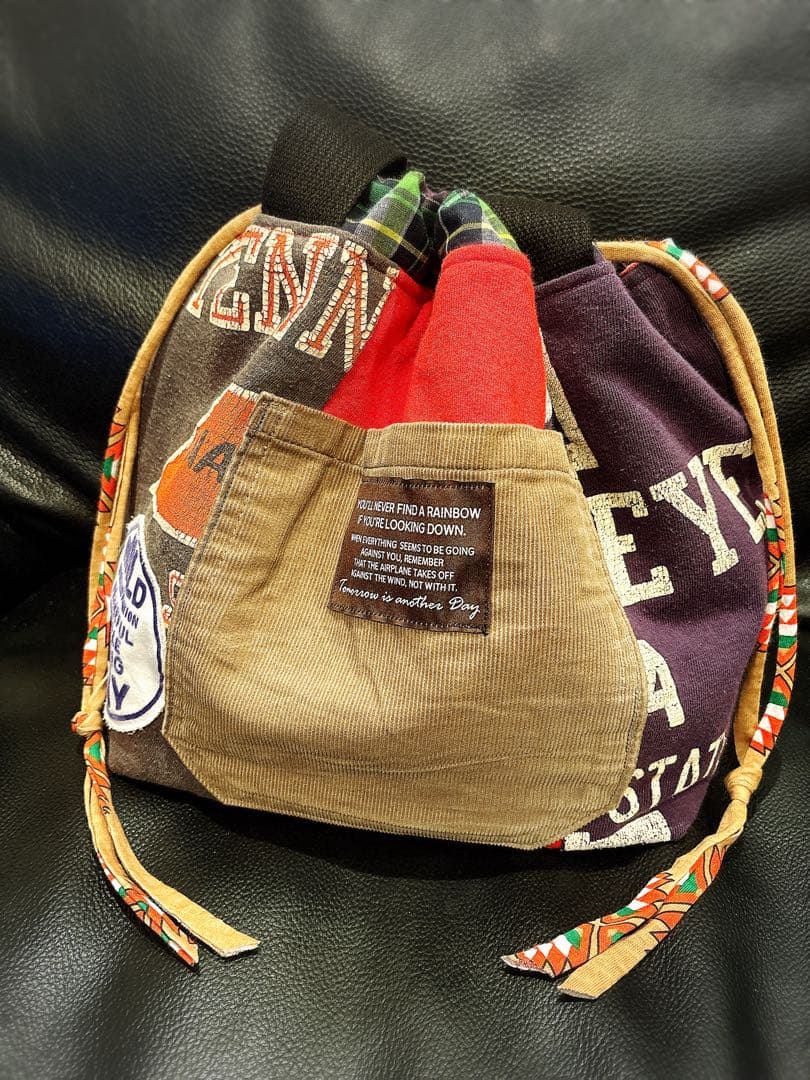 ハンドメイド 巾着トートバッグ 異素材パッチ リメイク DD缶バッジ付き♡