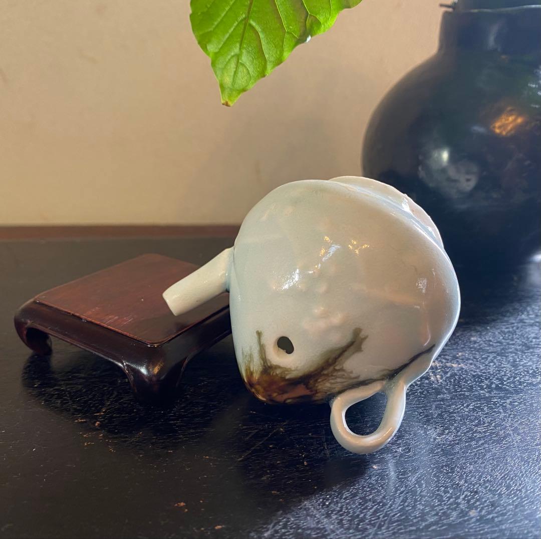 アンティーク・李朝・白磁鉄砂・水滴・梅花　唐木鑑賞台座付・２点セット　　レア