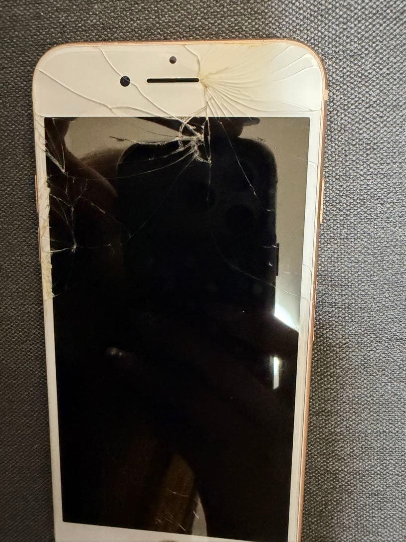 iPhone8 64GB 本体　画面割れ