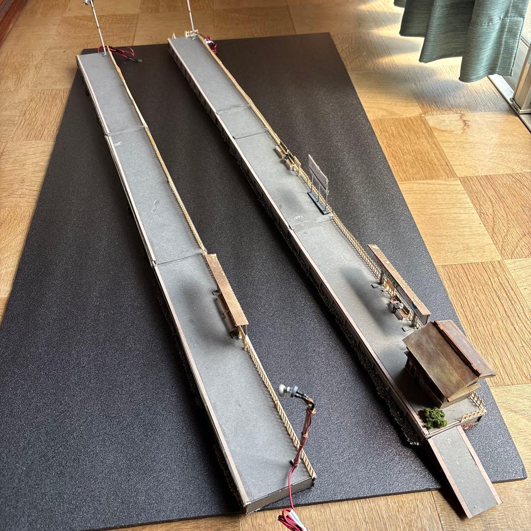 駅ホ-ムと跨線橋のジオラマ