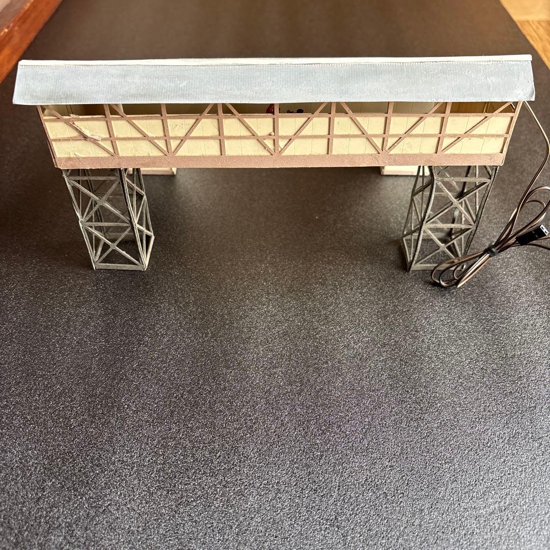 駅ホ-ムと跨線橋のジオラマ