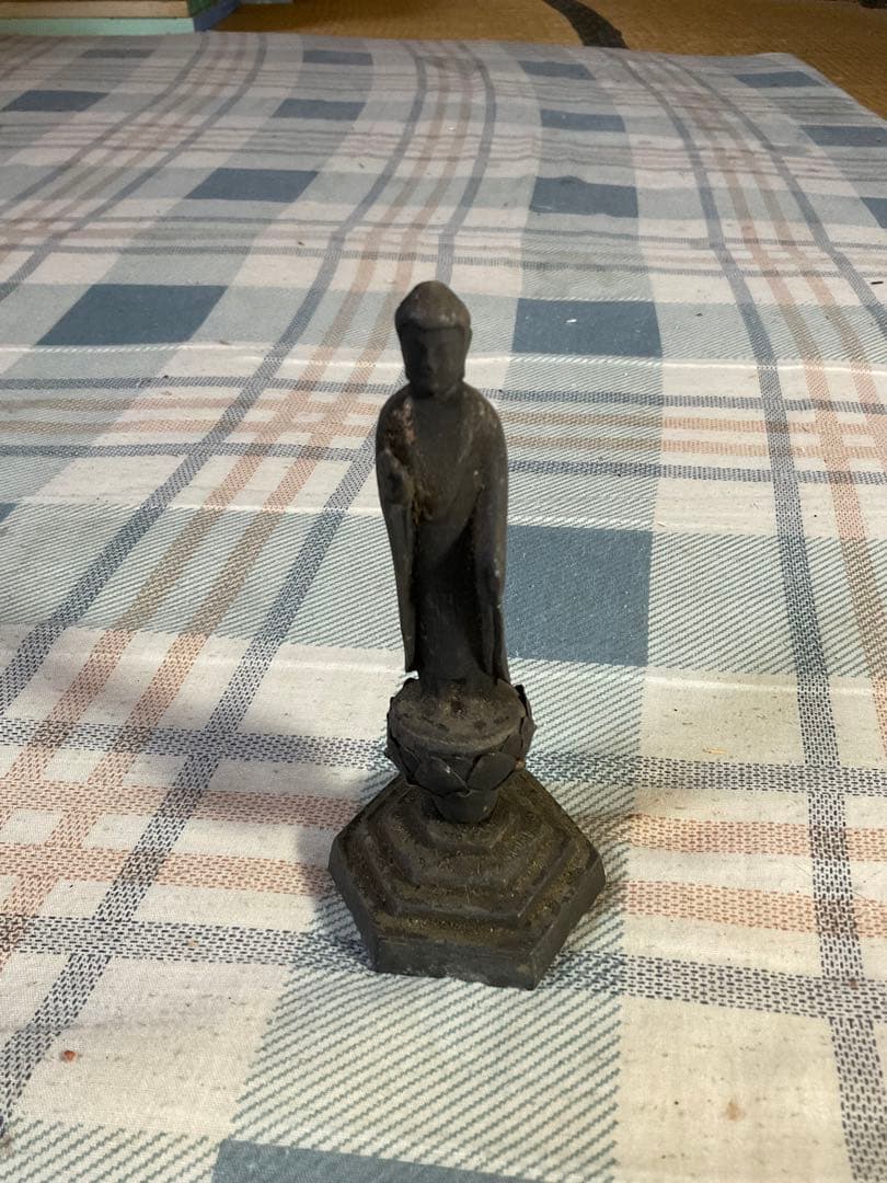 鉄製の仏像さん。【阿弥陀如来立像。汚れと錆ありました。年代物と思われます】。