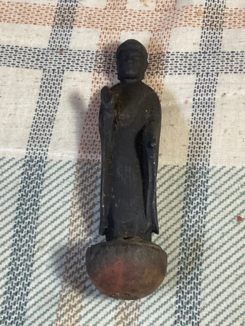 鉄製の仏像さん。【阿弥陀如来立像。汚れと錆ありました。年代物と思われます】。