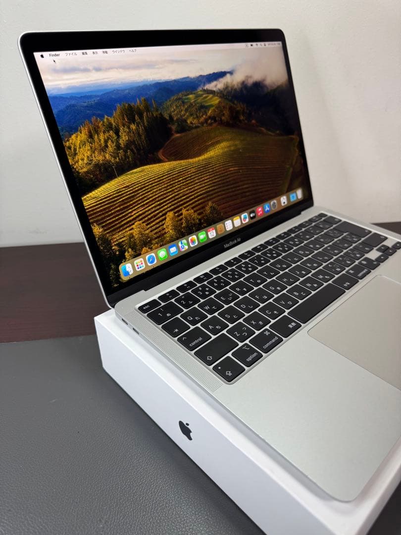 MacBook Air 2020 . M1 . シルバー。