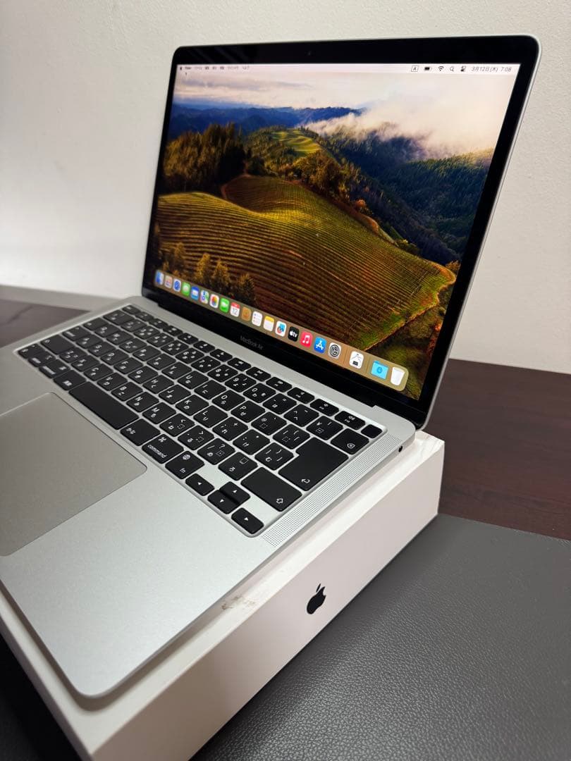 MacBook Air 2020 . M1 . シルバー。