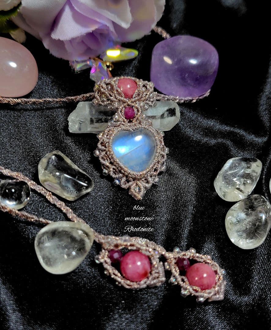 ♡ブルームーンストーン（ペリステライト）ロードナイト・ルビーのマクラメネックレス