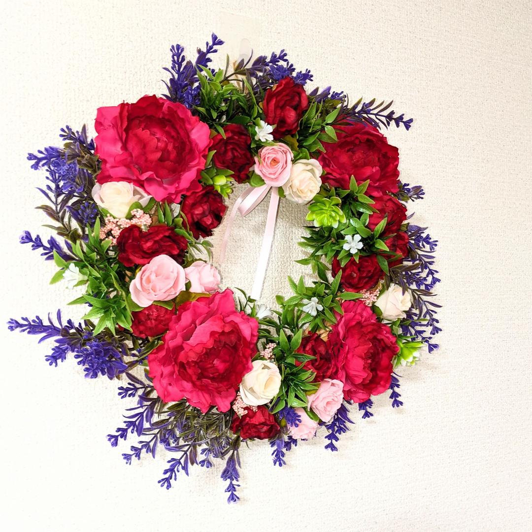 真っ赤なラナンキュラスとラベンダーのリース