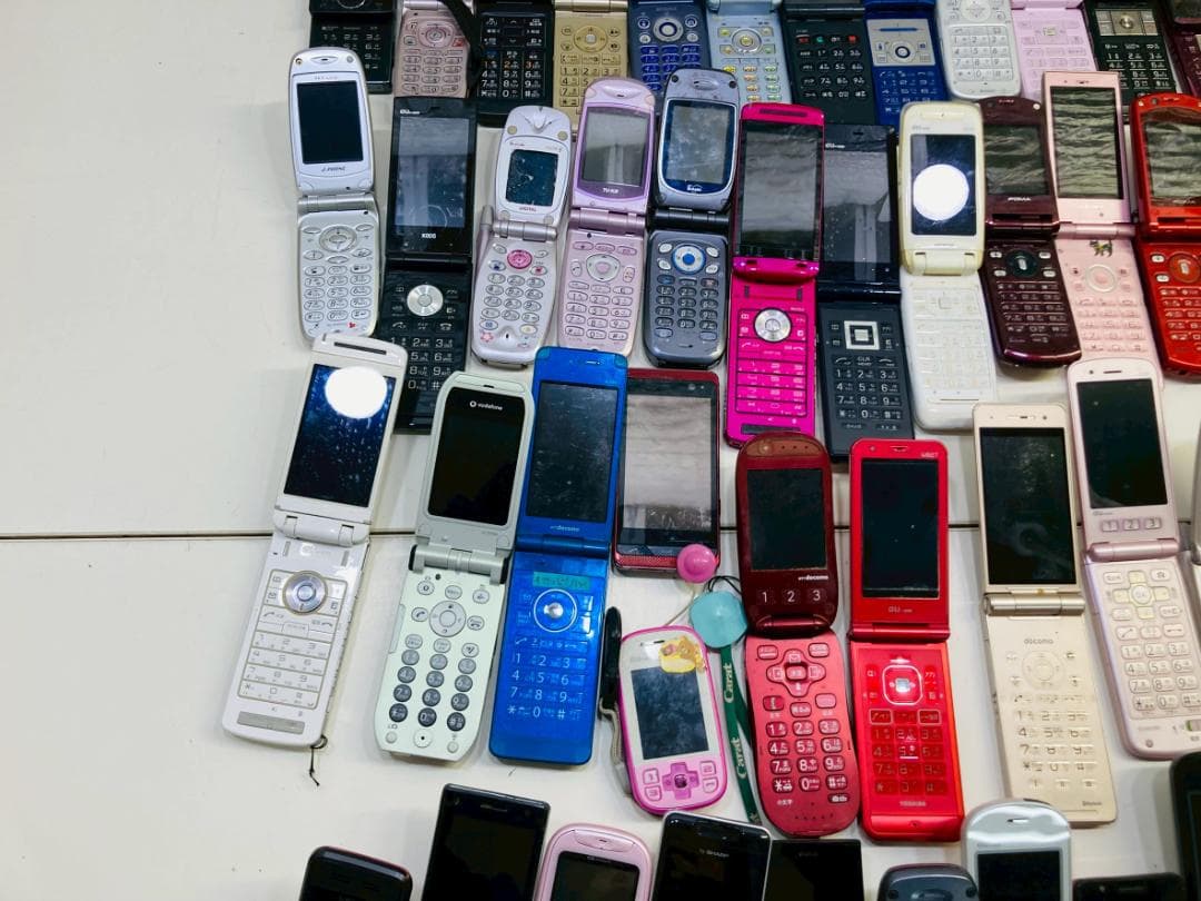 90Z 携帯電話 ガラケー 動作未確認品 修理パーツ取り/コレクション用